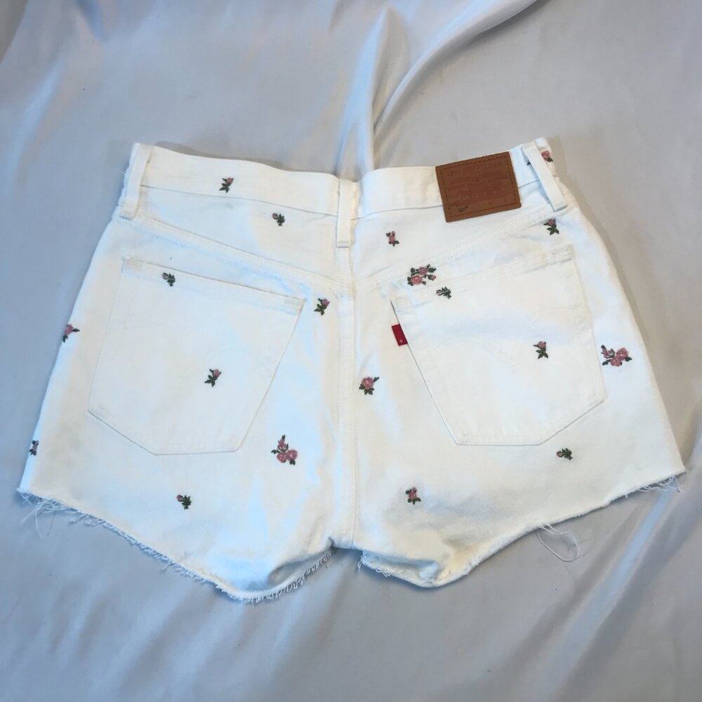 Levi's Levis Premium Women's 501 White Flower Shorts Jeans Size 30 Raw Hem - Picture 4 of 12